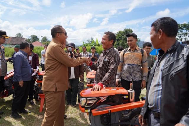 bupati_taput_salurkan_bantuan_pertanian_masif_pangaribuan_dapat_500_ribu_bibit_kopi