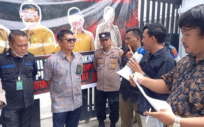 demonstran_geruduk_pn_medan_desak_penangkapan_eks_pj_bupati_langkat_dkk_terkait_kasus_smartboard