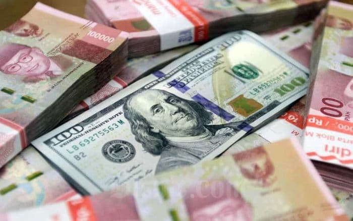 dolar_as_hampir_sentuh_rp18000_lagi