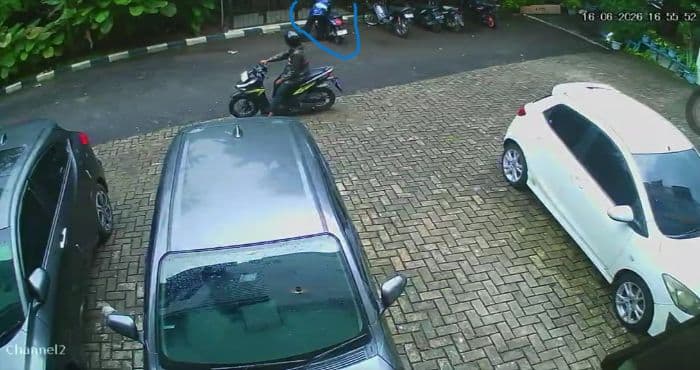 dua_pria_terekam_cctv_gondol_scoopy_karyawati_di_medan_selayang