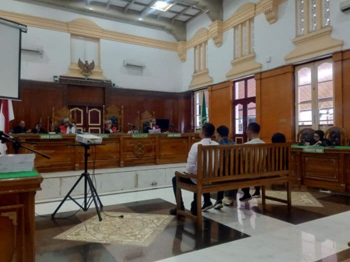 ketua_kpu_tanjung_balai_dituntut_5_tahun_penjara_sekretaris_dan_bendahara_3_tahun_dalam_kasus_dana_hibah