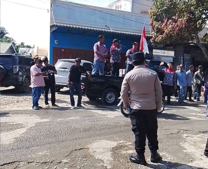 warga_secanggang_tuntut_perbaikan_jalan_ke_bupati_langkat
