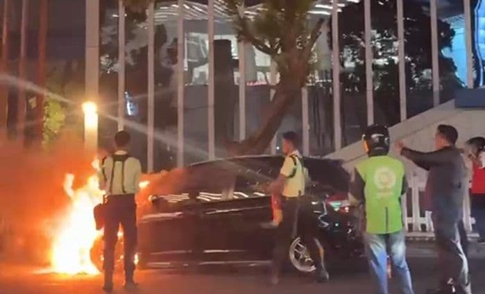 satu_unit_mobil_hangus_terbakar_di_jalan_guru_patimpus_medan