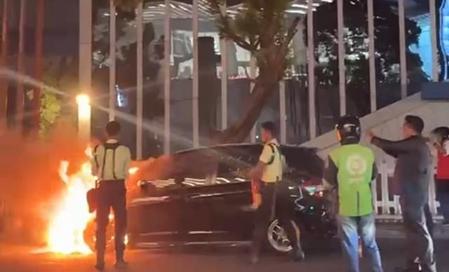 satu_unit_mobil_hangus_terbakar_di_jalan_guru_patimpus_medan