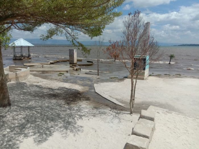 air_danau_toba_surut_pelaku_wisata_pantai_parparean_berbenah_sambut_wisatawan_
