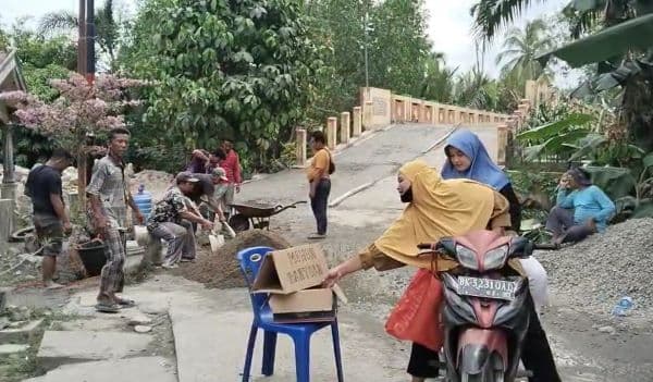 banyak_pengendara_jatuh_warga_tanjungbalai_swadaya_perbaiki_tanjakan_jembatan_