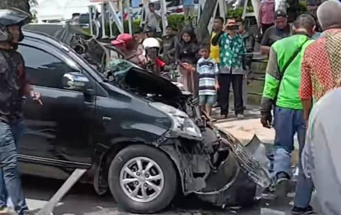 mobil_avanza_tabrak_betor_dan_serempet_truk_tni_di_depan_bsm_binjai