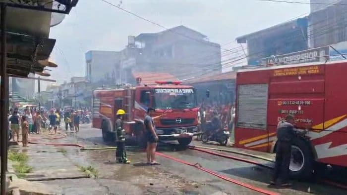 delapan_ruko_berlantai_tiga_di_perumnas_mandala_terbakar_pekerja_salon_berhamburan