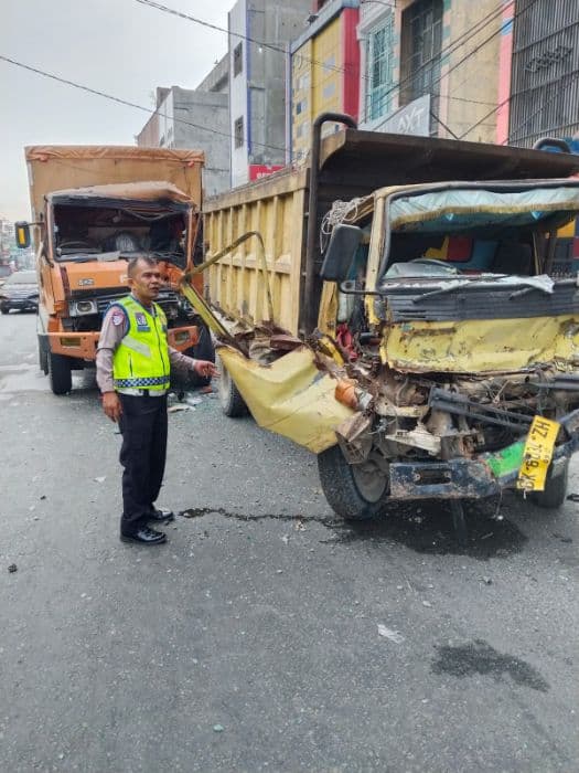 mobil_box_tabrak_truk_saat_sedang_antre_bbm_di_sergai