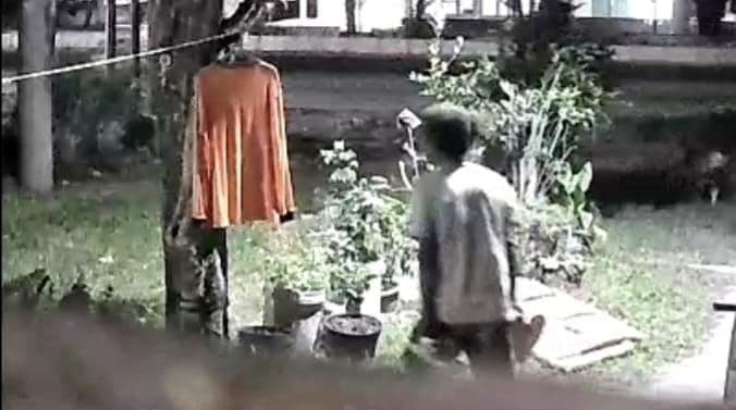 pria_bersenjata_tajam_terekam_cctv_masuk_pekarangan_rumah_warga_di_siantar_utara
