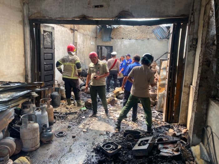 rumah_terbakar_di_medan_denai_saat_pemilik_isi_bensin_eceran