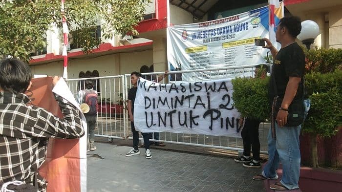 akreditasi_uda_dicabut_mahasiswa_demo_soal_uang_pindah_rp2_juta