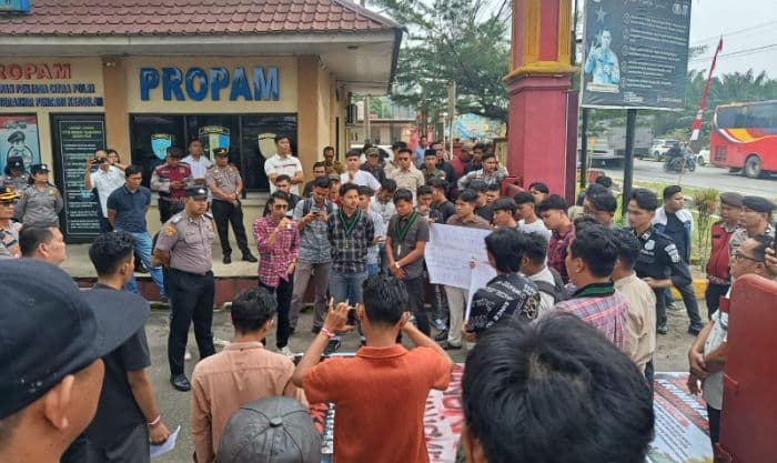 ormas_dan_aktivis_mahasiswa_nyaris_bentrok_saat_demo_di_depan_polres_asahan_