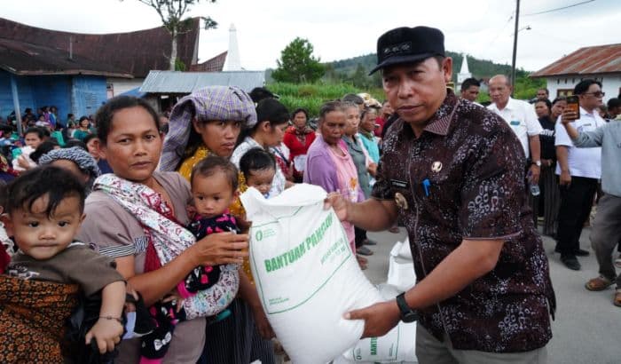 pemkab_taput_salurkan_bantuan_pangan_untuk_warga_di_kecamatan_sipoholon_