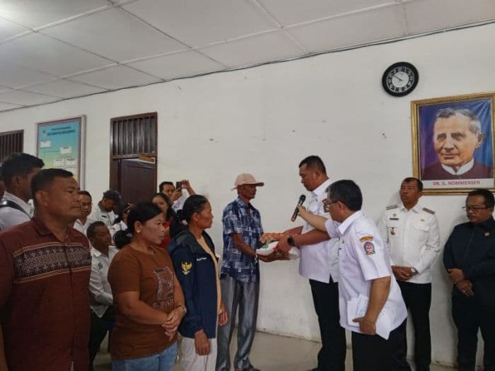 pemkab_toba_upayakan_bantuan_swasta_dan_bumn_untuk_43_kk_korban_puting_beliung