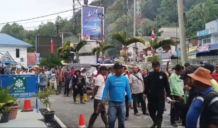 ratusan_petani_desak_usut_illegal_logging_dan_perusakan_tanaman_di_polsek_girsang_sipangan_bolon