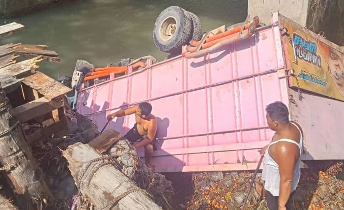 truk_pengangkut_sawit_terperosok_saat_lewati_jembatan_rusak_di_batang_serangan_