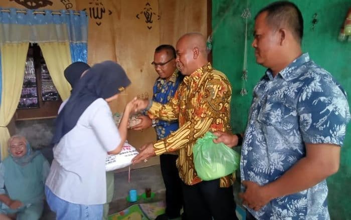 camat_pantai_labu_salurkan_bantuan_untuk_keluarga_nelayan_yang_ditahan_di_malaysia