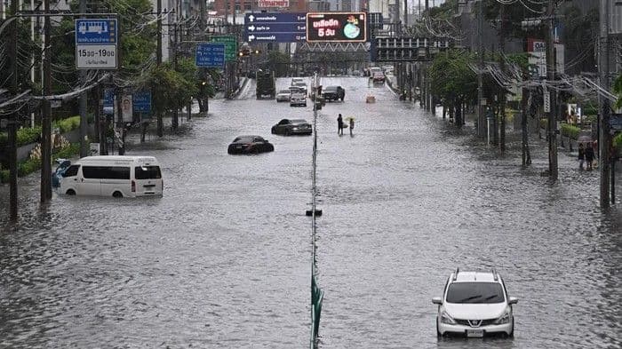 banjir_besar_melanda_bangkok_pemerintah_tetapkan_status_bencana_di_50_distrik