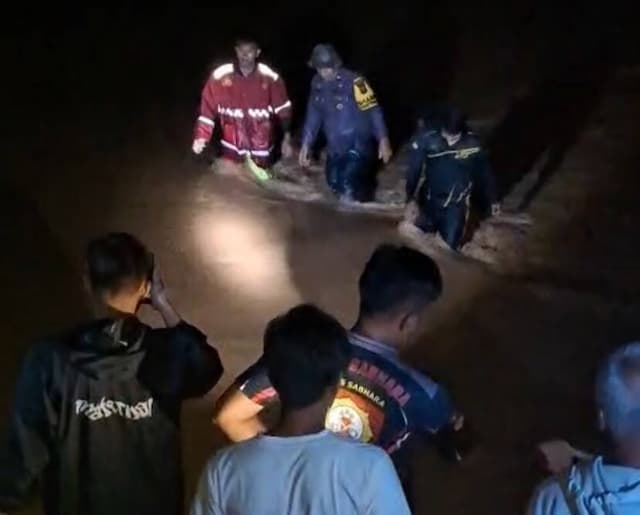 banjir_parah_di_tukka_jembatan_rambing_putus_total