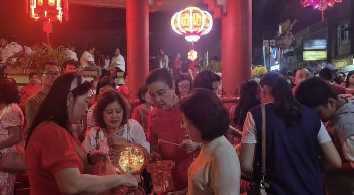 meriahnya_pawai_3000_lampion_dalam_acara_mooncake_night_di_binjai_