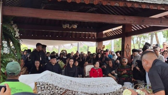 megawati_antarkan_jenazah_guruh_soekarnoputra_ke_pemakaman