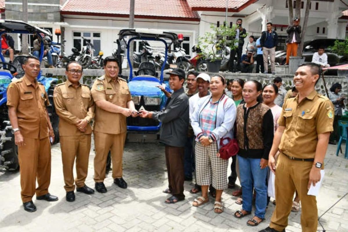 bupati_samosir_serahkan_51_unit_alsintan_kepada_kelompok_tani