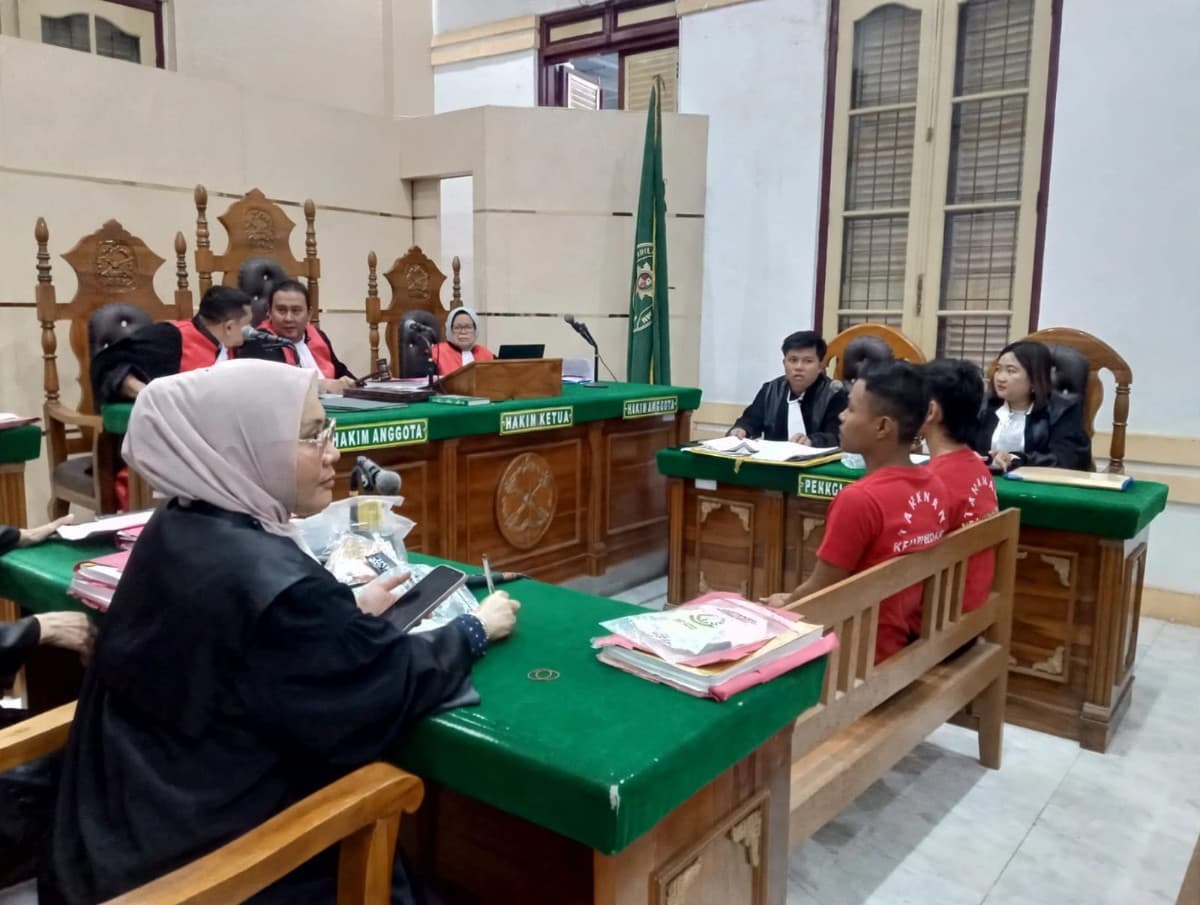 ditangkap_bawa_4816_ekstasi_dan_250_pod_getar_dua_pemuda_ini_jadi_pesakitan_di_pn_medan