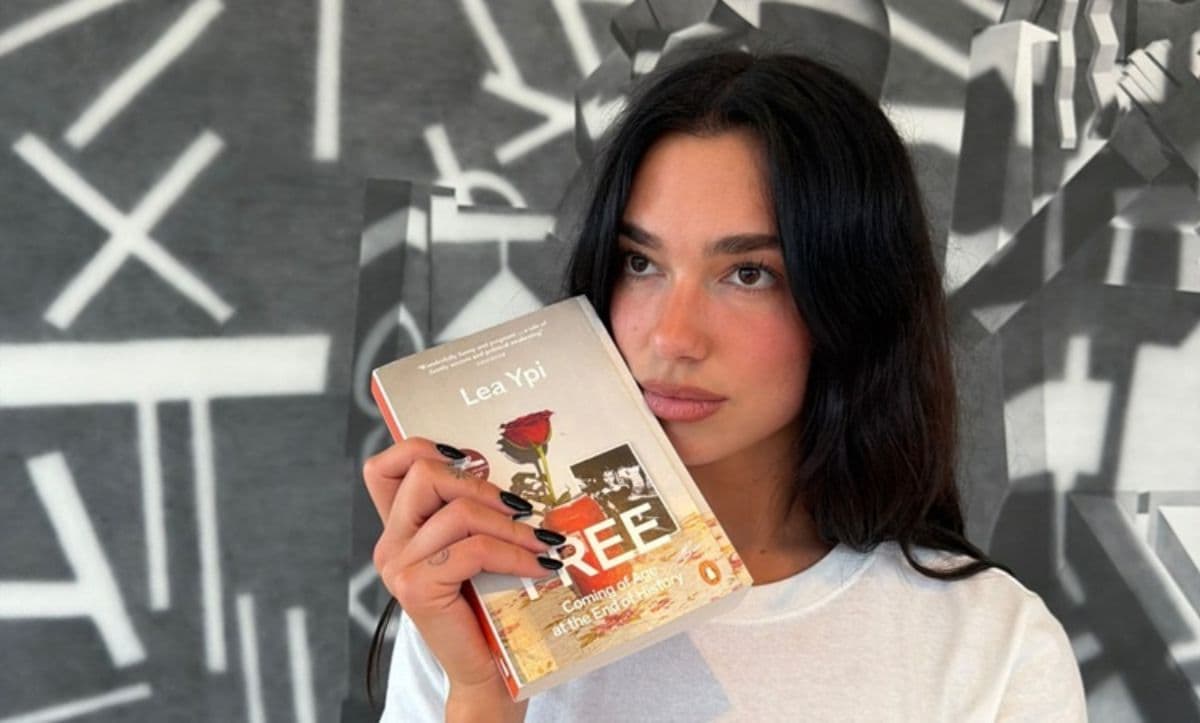 dua_lipa_bikin_kejutan_di_festival_sastra_london_gaya_dan_sisi_intelektualnya_jadi_sorotan