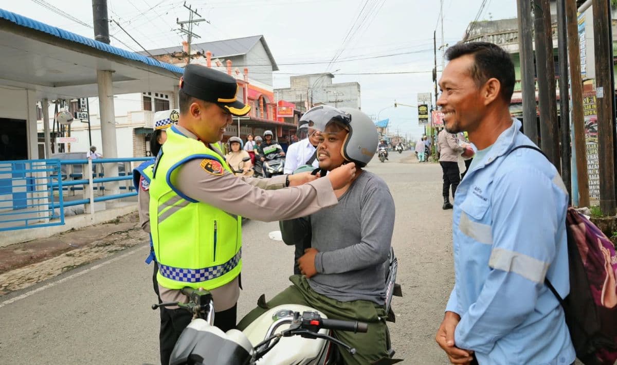 kapolres_batu_bara_bagikan_50_helm_gratis_kepada_pengendara_di_lima_puluh_