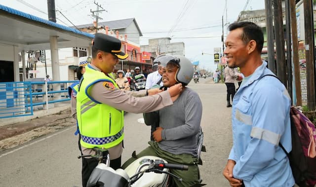 kapolres_batu_bara_bagikan_50_helm_gratis_kepada_pengendara_di_lima_puluh_