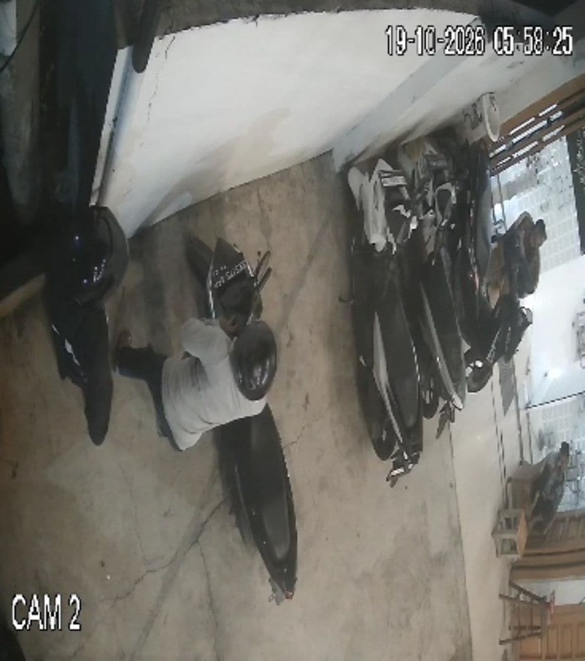 pelaku_curanmor_di_penginapan_medan_helvetia_terekam_cctv
