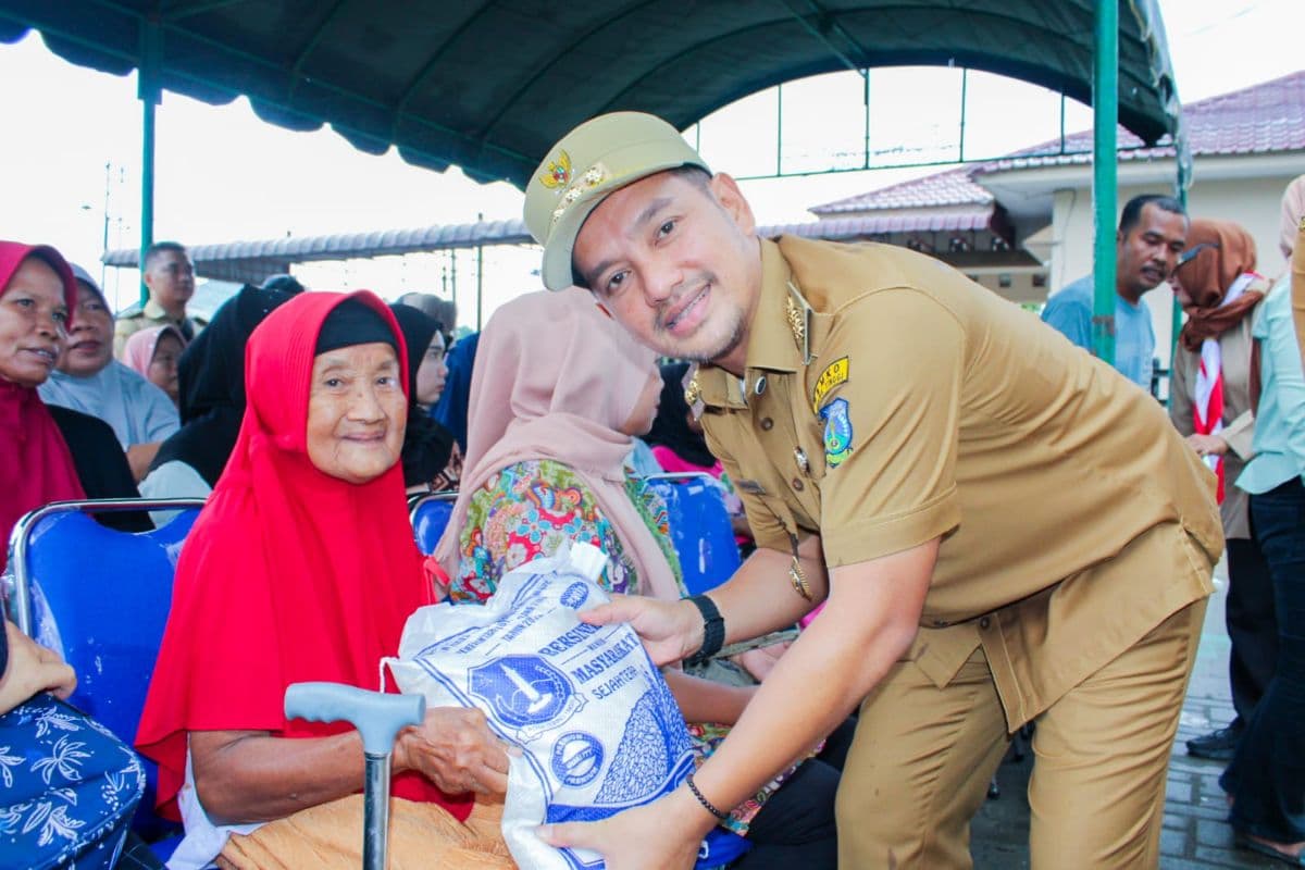 pemko_tebing_tinggi_salurkan_bantuan_10_kg_beras_kepada_10000_kpm