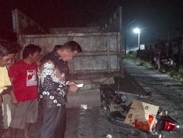 pengendara_motor_tewas_tabrak_belakang_truk_di_simalungun