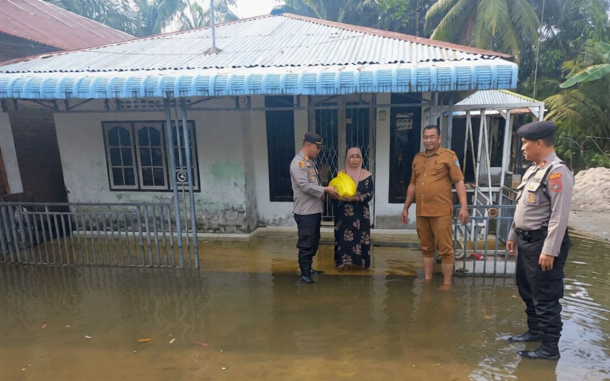 polres_batu_bara_salurkan_105_paket_sembako_untuk_korban_banjir_di_gambus_laut