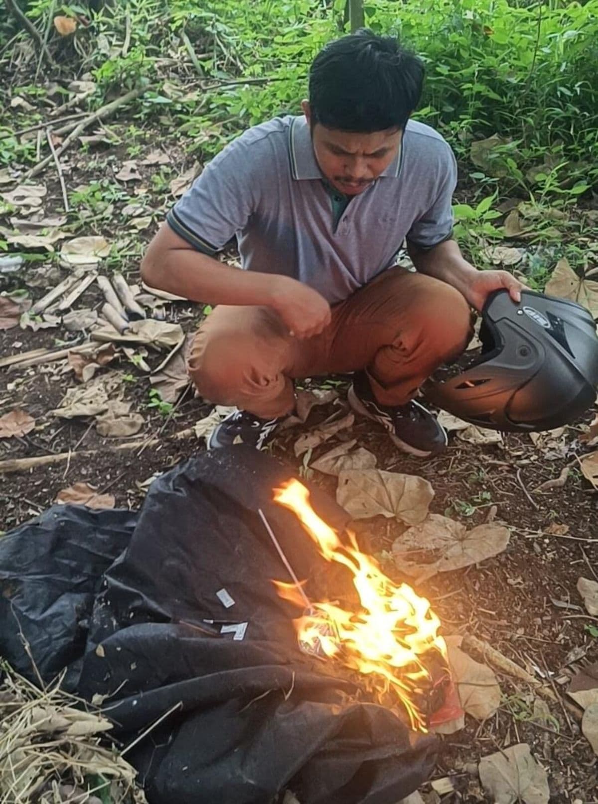 sejumlah_alat_hisap_sabu_dibakar_polisi_di_desa_sigaragara