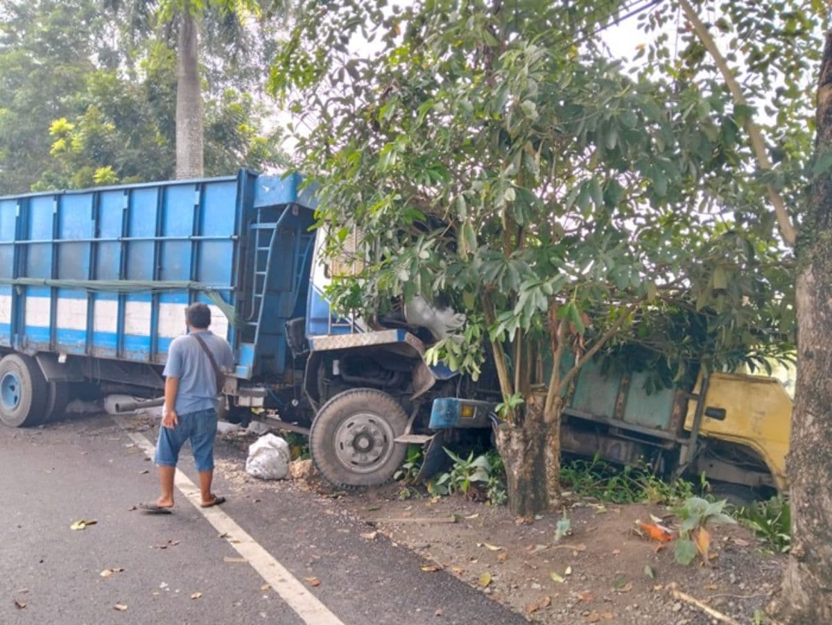 sopir_diduga_mengantuk_truk_tronton_tabrak_colt_diesel_muatan_ampas_tahu_di_tanjung_morawa_
