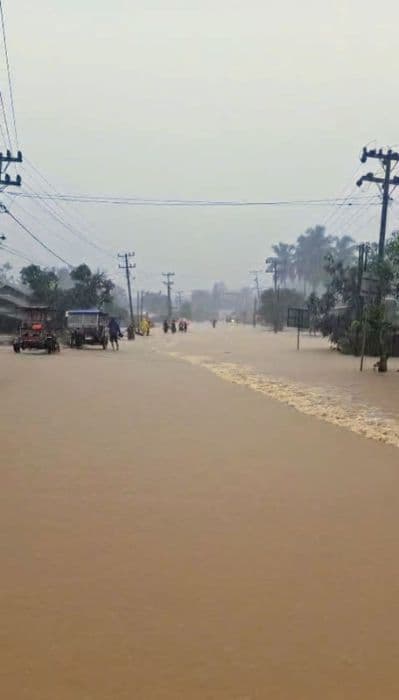 banjir_parah_lumpuhkan_jalur_lintas_sumatera_di_langkat_air_capai_satu_meter
