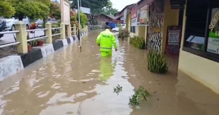banjir_rendam_solok_559_kepala_keluarga_dan_1279_jiwa_terdampak_