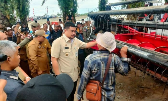 gubernur_bobby_tarik_kembali_bantuan_traktor_di_asahan_yang_dinilai_tak_sesuai