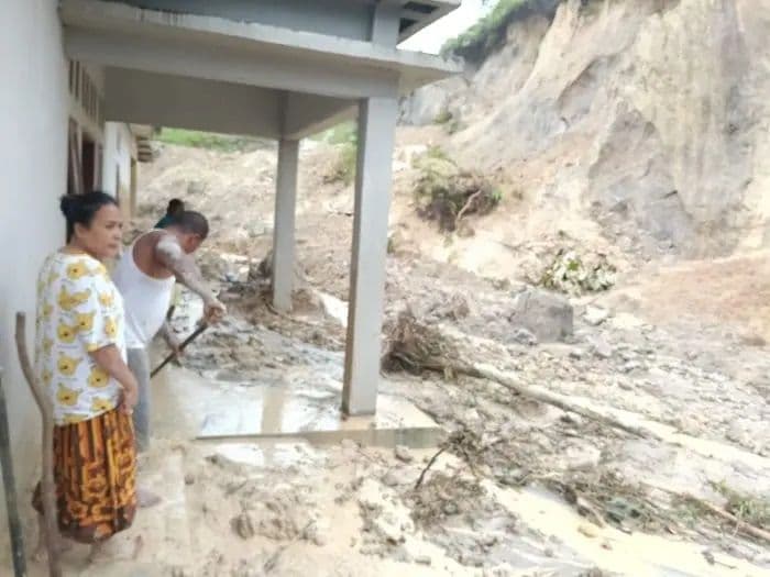 hujan_deras_dan_angin_kencang_landa_sumut_65_kejadian_banjir_dan_longsor_terjadi