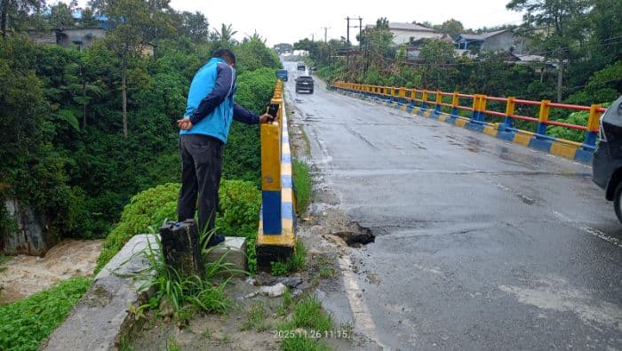 jembatan_lae_simbelin_di_jalinsum_dairipakpak_bharat_berlubang_warga_khawatir_ambruk