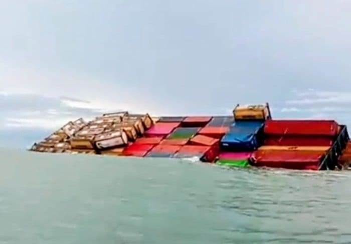 kapal_tongkang_muatan_peti_kemas_nyaris_karam_di_perairan_pulau_pandang_dan_salah_nama