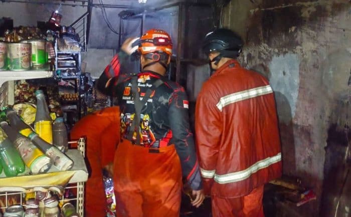 korsleting_listrik_toko_grosir_sembako_di_binjai_utara_ludes_terbakar_