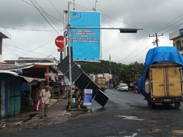 lima_panel_surya_milik_pemko_padangsidimpuan_ambruk