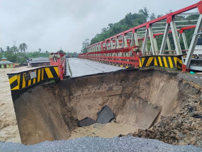 longsor_di_taput_rusak_sejumlah_akses_jalan_jalur_tarutungsibolga_lumpuh_total