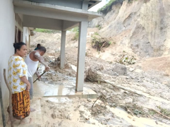longsor_lumpuhkan_akses_pakpak_bharatdairi_lima_rumah_warga_terdampak
