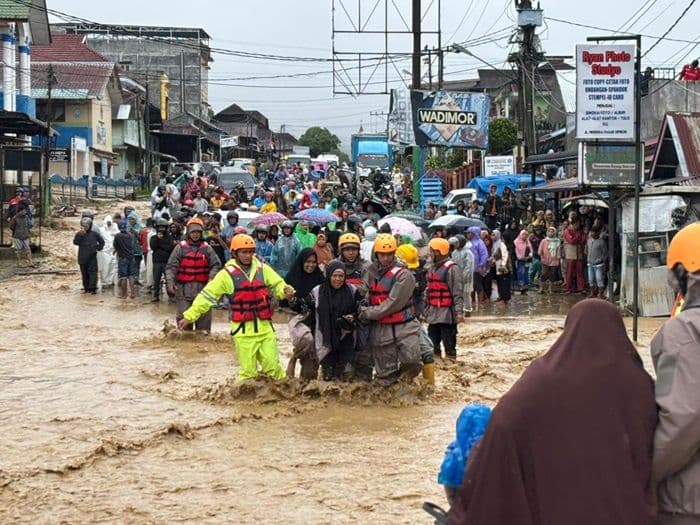 polda_sumut_kerahkan_492_personel_untuk_evakuasi_korban_banjir_dan_longsor