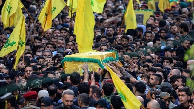 ribuan_warga_lebanon_hadiri_pemakaman_pejabat_militer_hizbullah_yang_tewas_diserang_israel