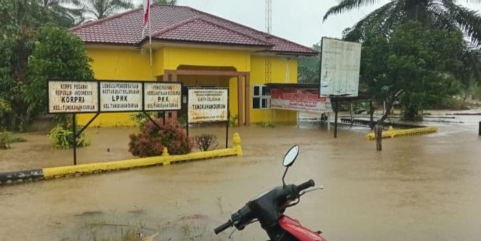 banjir_rendam_lima_wilayah_di_brandan_barat_tiga_rumah_hanyut_disapu_arus